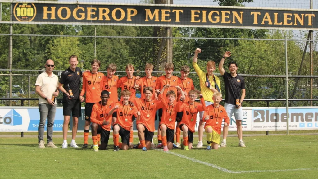 S.V. Nieuwleusen JO15-1 kampioen na bijzonder slot S.V. Nieuwleusen JO15-1 kampioen na bijzonder slot