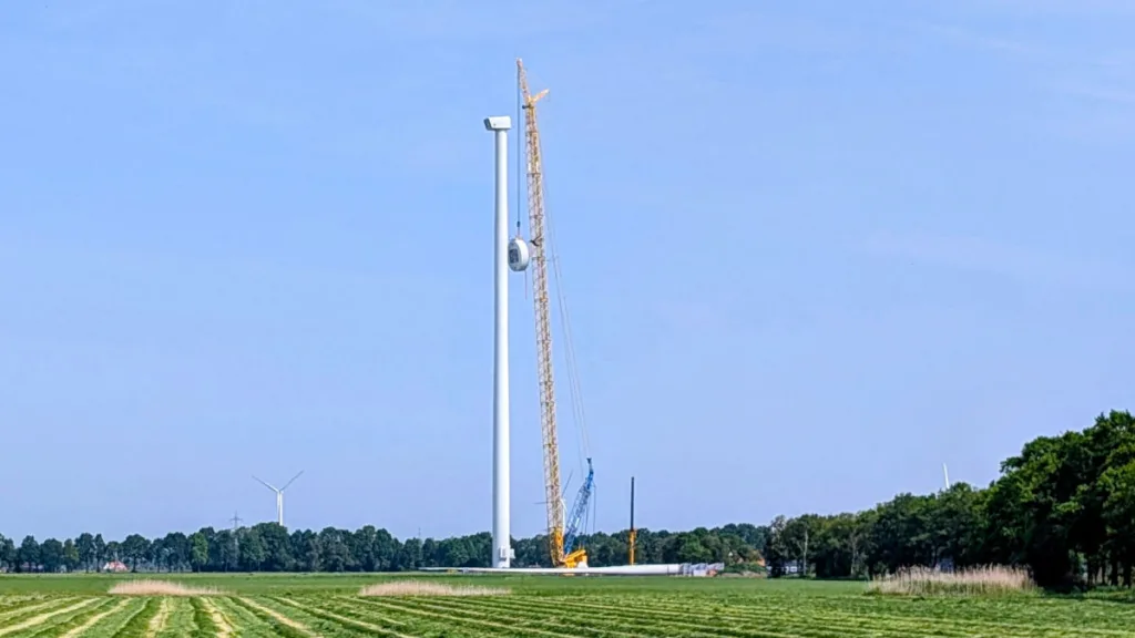 Nieuwleusen Synergie: Opbouw windturbine in volle gang Nieuwleusen Synergie: Opbouw windturbine in volle gang