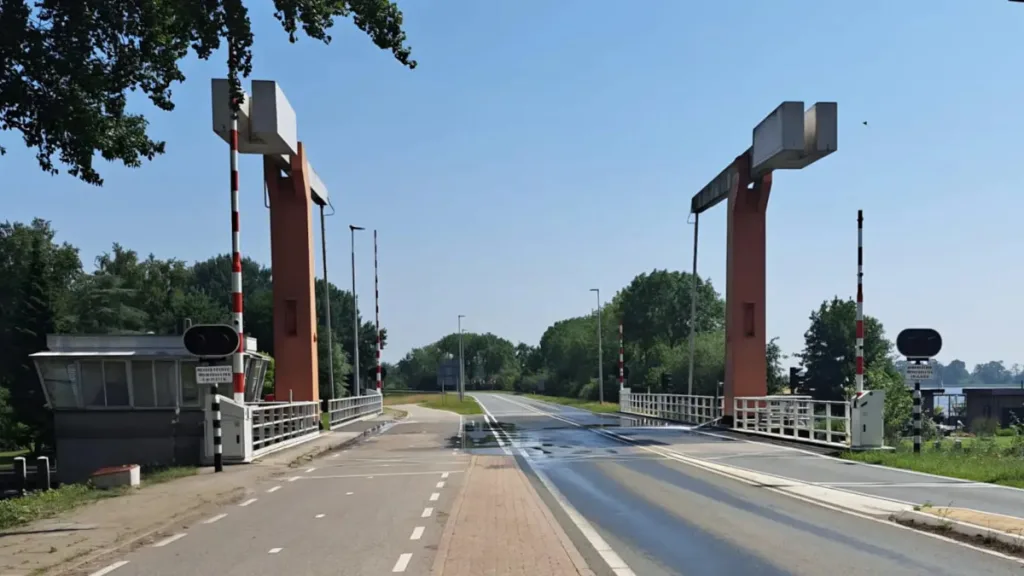 Bruggen Overijssel dicht na 14.00 uur door hitte